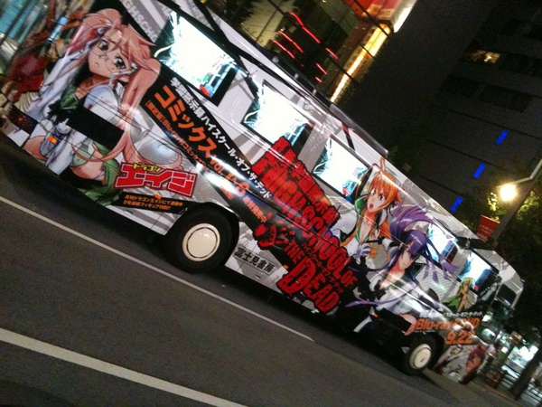 学園黙示録ハイスクール・オブ・ザ・デッドの宣伝バスが停車していました。ディスプレイ付きの宣伝バスはド派手ですねぇ。
