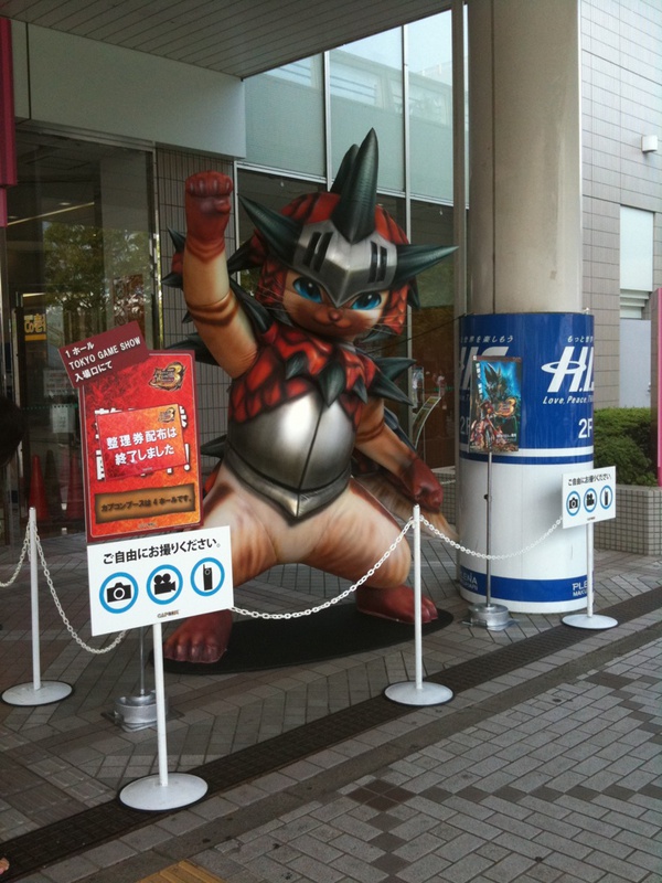 駅前にある巨大アイルー(3mくらい？)。記念にみんな撮影しまくりです。