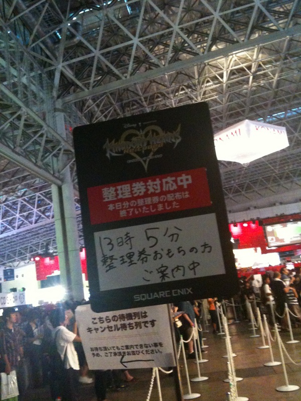スクエニブース前にて。大手ゲーム会社のタイトルは昼から来るとほとんど遊ぶのが不可能な状態のようです。 (編集k