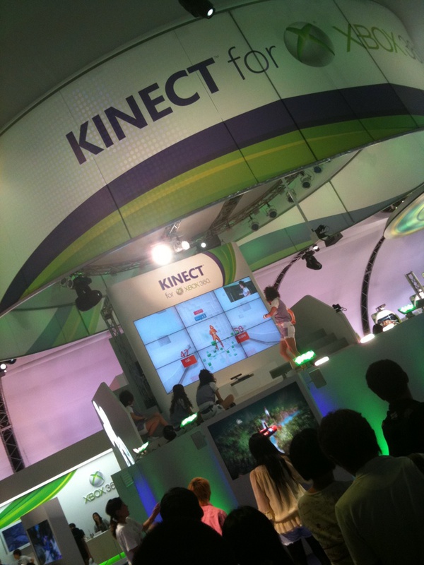 KINECTは思っていたより細かい仕草も拾ってくれそう。個人的には期待していたよりいい感じです。これでAV機器をコントロールできたりもするといいなぁ(編集k