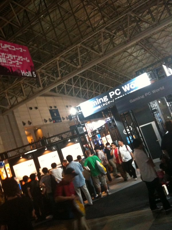 PCゲームコーナー到着。オンラインゲームの展示がやっぱりメインですね。
