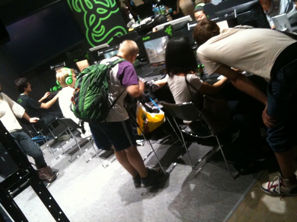Razerのブースにて。FPSは海外の人はすんなりと楽しめるようです。日本でも定番ジャンルとして根付いて欲しいなぁ。(編集k