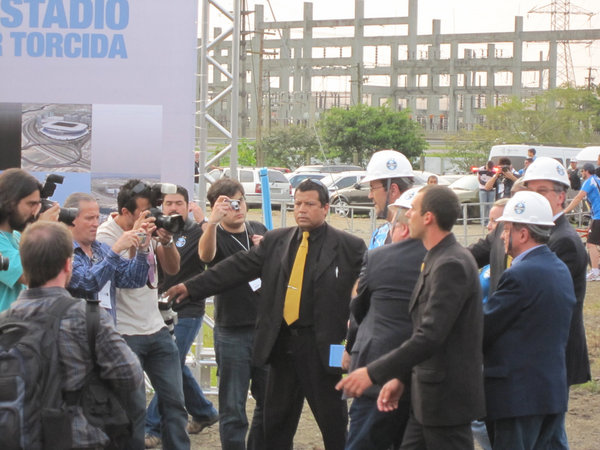 De Leon, com capacete, chegando com a leiva de grama