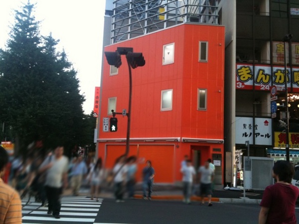 ベルばら前交差点にできたオレンジの建物は金券ショップの大黒屋秋葉原店になるとのこと。白ロムケータイの販売や外貨両替も予定。オープンは24日(金)。
