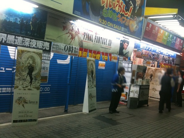 FFXIVを深夜販売するソフマップアミューズメント館の現在の様子。事前会計はまだ受け付け中。店頭には発売待ちと見られる人が数人います。