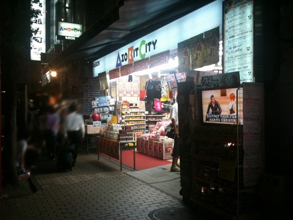 同じく深夜販売を予定しているASOBITCITYの様子。こちらにも発売待ち？と思える人が数人います。