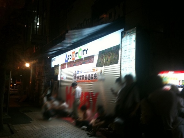 やはりFFを深夜販売するASOBITCITY前にも行列あり。おおむね20人ぐらい。