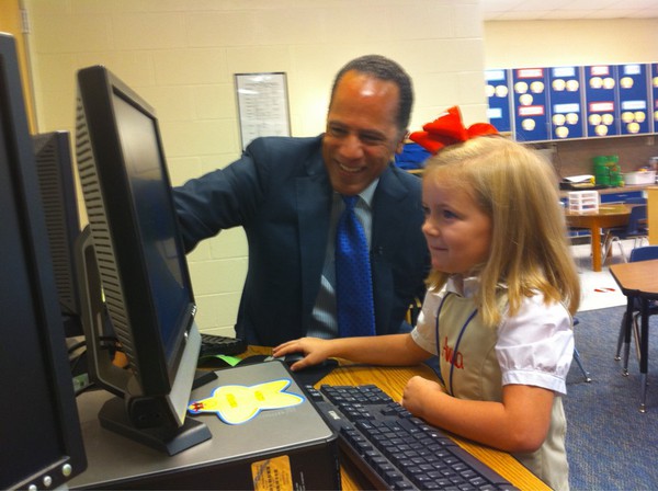 This is Anna showing @NBCNews Lester Holt how she uses computers in kindergarten classroom for @EducationNation
