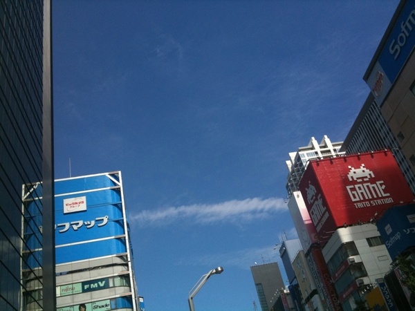 でも確かに今日は良く晴れてます。気持ちのいい日ですねぇ。あったかいし。(編集S)