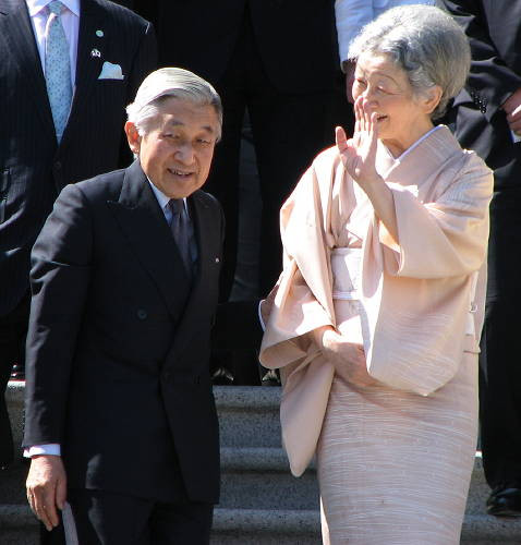 Just got to say "bon voyage" (in Japanese) to the departing Emperor and Empress of Japan, who were here on vacation. Cool!