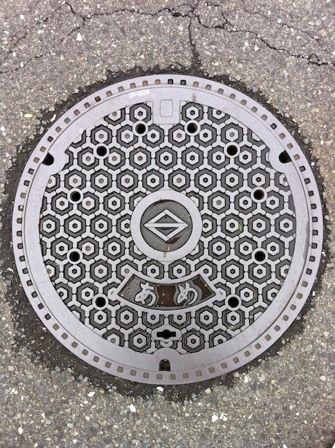 横浜市緑区の雨水用マンホール。地味なデザインですが・・・。 #manhotalk