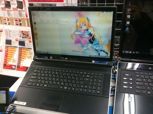 台湾マイクロソフトのSilverrightキャラクター「藍澤光」が展示機の壁紙になってます^^; フェイスにて。スタッフにファンがいる模様。