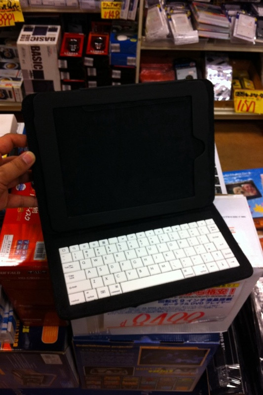 キーボード一体型のiPad用ケースがあきばお〜零に入荷。8980円。