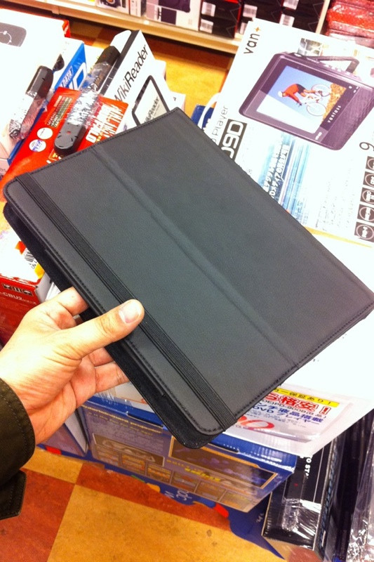キーボード一体型のiPad用ケースを閉じた状態。キーボードはDockコネクタ接続専用。