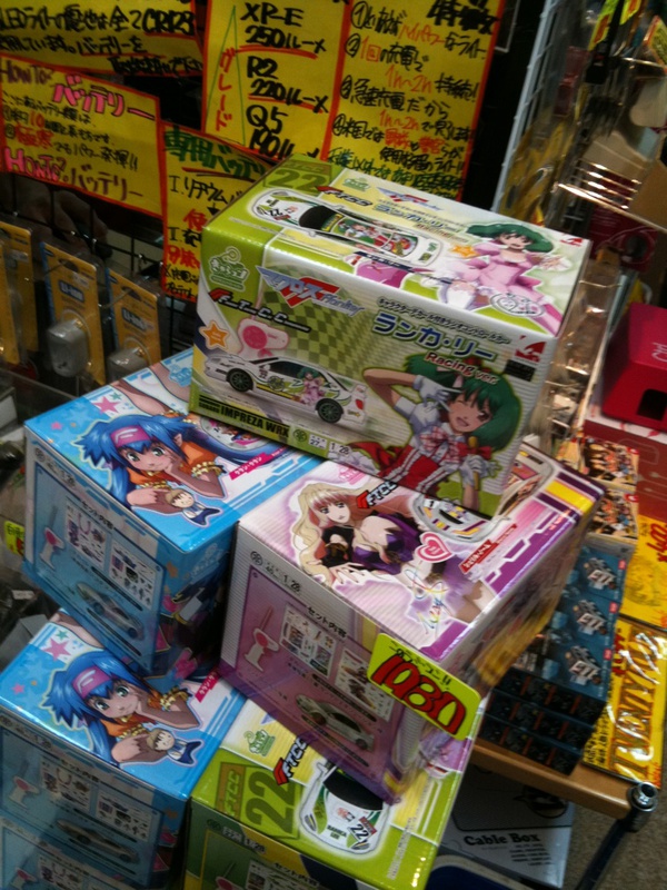 あきばんぐ1号店で「マクロスFrontier」のキャラクターを使った痛車仕様のラジコンを特価販売中。1,980円。