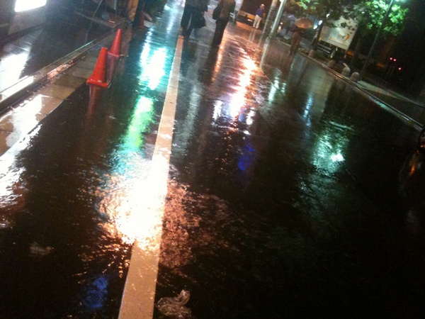 秋葉原はただいま激しく雨。路面が川になってます。