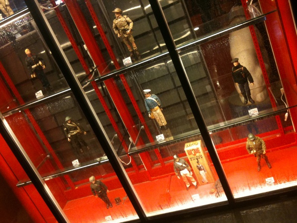 本日のまんだらけショウケースはリアル系(?)フィギュア特集。イギリス兵やオーストラリア兵、スペイン版G.I.Joeなど、なかなかディープなフィギュアが並んでます。