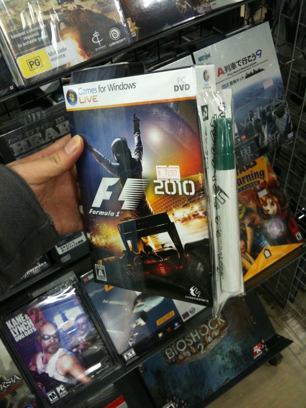 レースゲーム「F1 2010」のPC版発売。特典として、実際にF1でタイヤのマーキングに使われている顔料をつかった「マジックインキ」が付属しています。