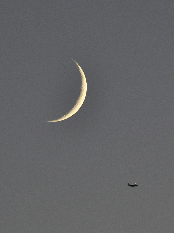月齢2.6。17:51撮影（神戸市垂水区）。ミニボーグ60ED(D=60mm,f=350mm)+NikonD5000。ISO800、露出1/125。トリミング+トーンカーブ補正+アンシャープマスク。