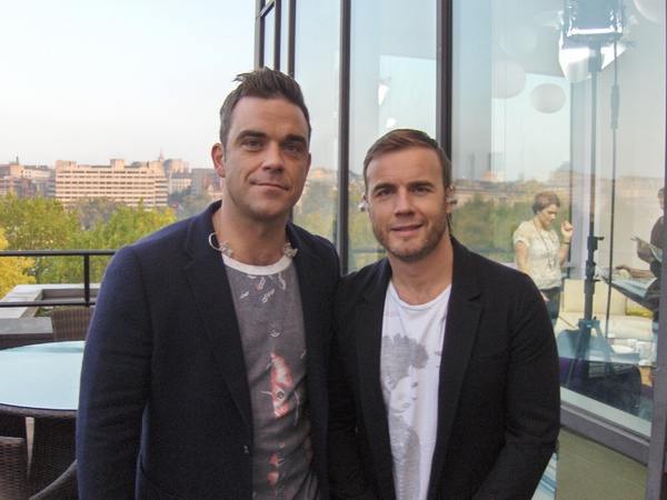 Here's @robbiewilliams and Gary Barlow just outside the green room before their performance on @daybreak this morning!