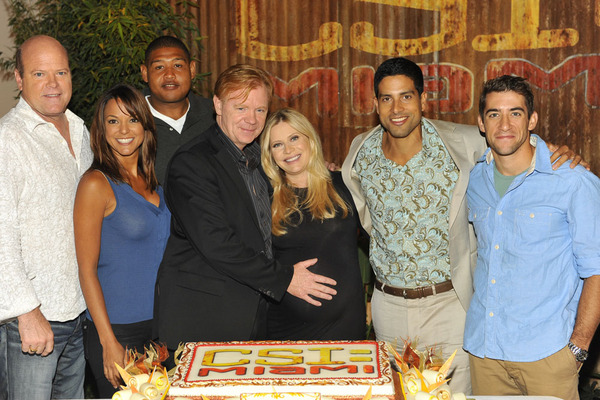 Congratulations to everyone @CSIMiami_CBS on 200 episodes! Cake cutting celebration on set today. 