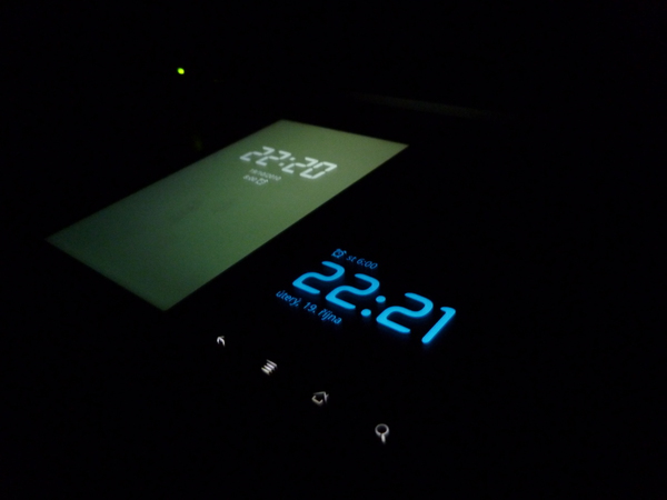 Jeden podstatny rozdil mezi Desire HD a Nexus One. Zleva. 