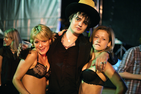 Pete Doherty with latvian beauties @positivus festival backstage (© Nils Vilnis)