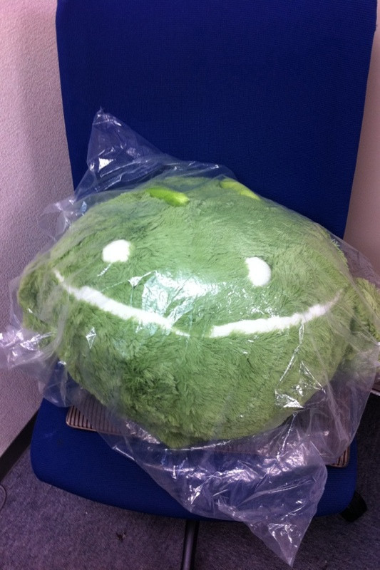 うちの偉い人が通販で買ったという巨大なAndroidぬいぐるみ。編集部内では、Dr.スランプのニコチャン大王に似ているという意見が多い。