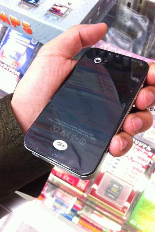 iPhone 4っぽいデザインのメディアプレイヤー。裏面はこんな感じ。