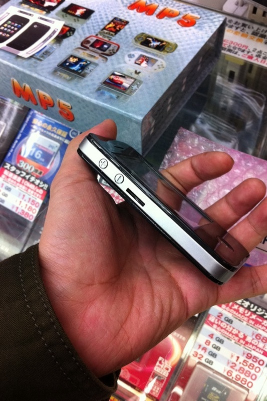 iPhone 4っぽいデザインのメディアプレイヤー。側面はこんな感じ。パソコンハウス東映で販売中。5480円。