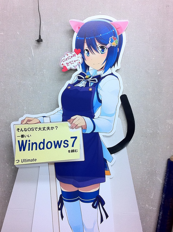 猫耳仕様の窓辺ななみ（にゃにゃみ）がT-ZONEのレジ中にいる。