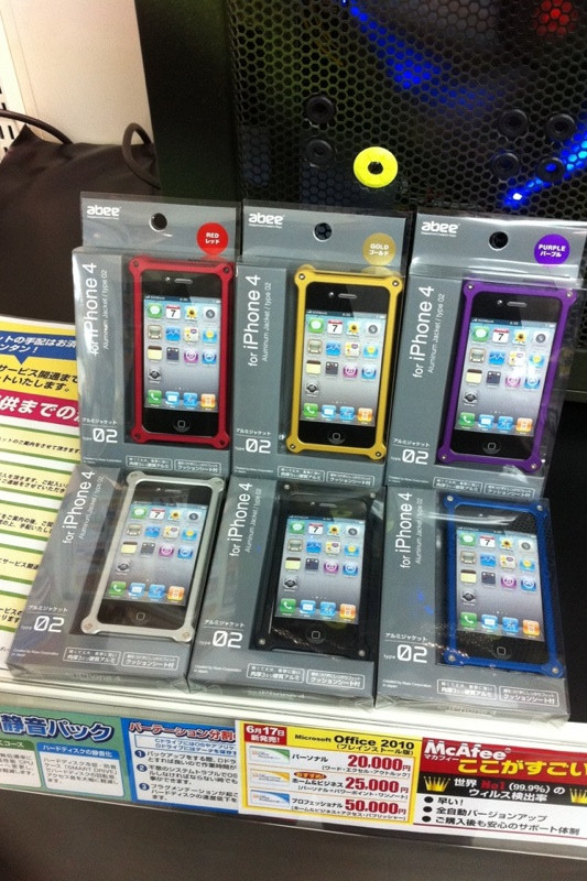 アビーのiPhone 4用ケースの新モデルtype02のサンプル。早ければ、今日か明日にショップに入荷。価格は黒と銀が7980円、青、赤、紫、金が8180円。
