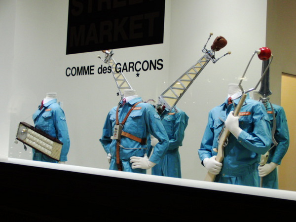 ロンドンのコムデ・ギャルソンの明和電機展示、無事終了。
