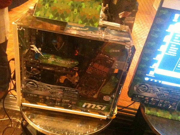 本日、リナカフェではMSIの自作教室を実施してました。で、展示されていたのが「ミリタリークラスのPC」。マザーには同社BIG BANG FUZION…はいいとして、ケース内にミリタリー要素が。