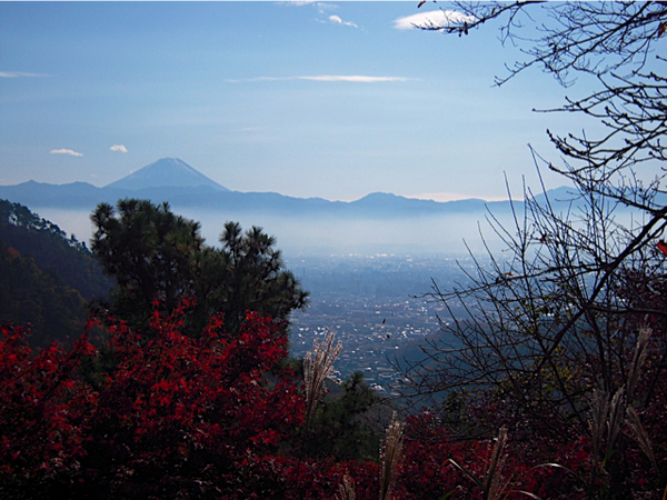 山梨県の昇仙峡から甲府を見下ろした図。ここの紅葉も綺麗。