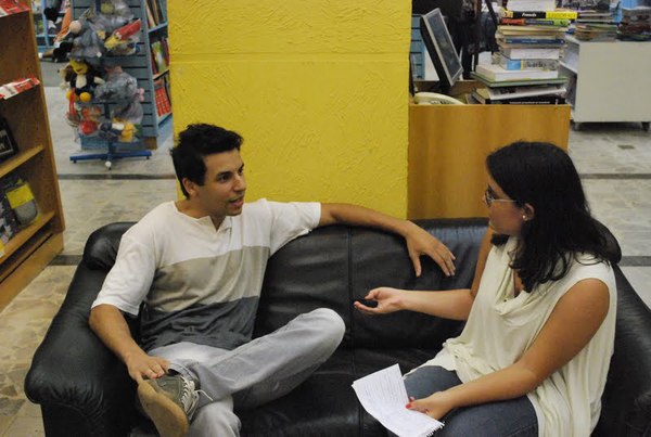 Entrevistando o Raphael Draccon. Foi um momento tenso, eu não parava de tremer. ahahaha