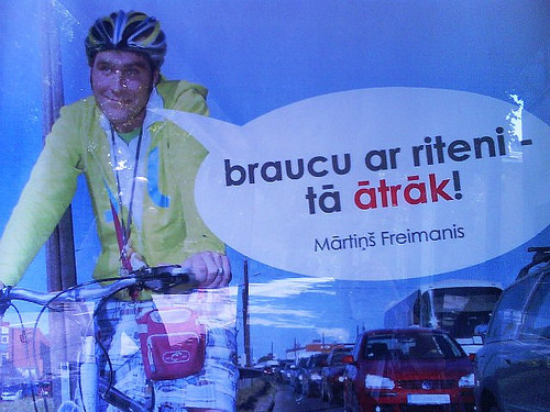 Nav nekā smieklīgāka par resniem cilvēkiem, kas reklamē fiziskas aktivitātes