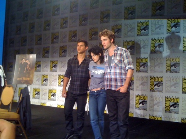 Kristen, Taylor & Rob brave the zillion photogs at end of 'New Moon' press conf. #sdcc