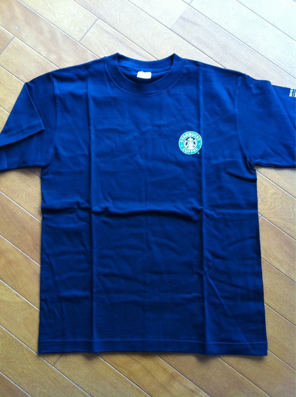 スターバックスのクリスマスTシャツが来ました. 西日本だけやぞ. いいやろ-.