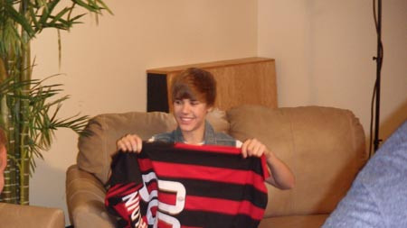 Justin com a camisa do Ronaldinho *-*