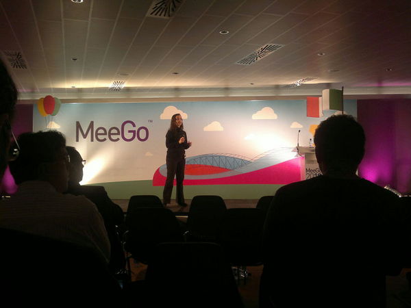 Dawn Foster @geekygirldawn talking about the state of the community at #meegoconf - we love metrics!