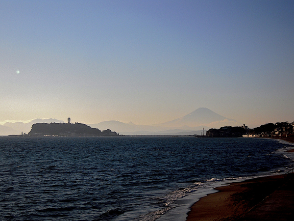 去年の今頃。江ノ島と富士山のツーショット。稲村ケ崎から。
