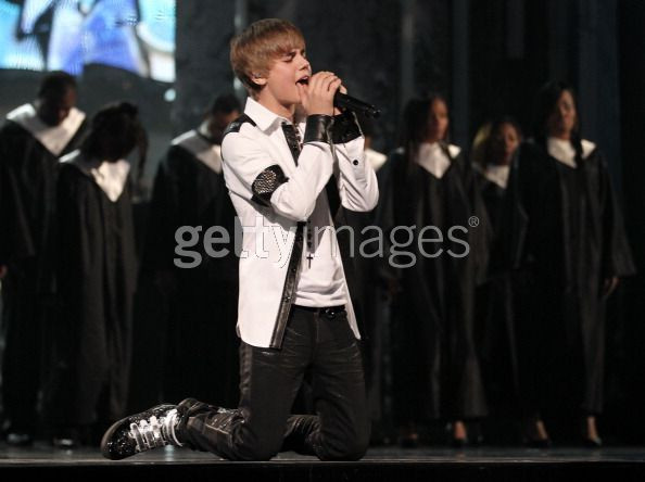 FOTO: JUSTIN BIEBER DE JOELHOS CANTANDO #PRAY NO #AMA2010