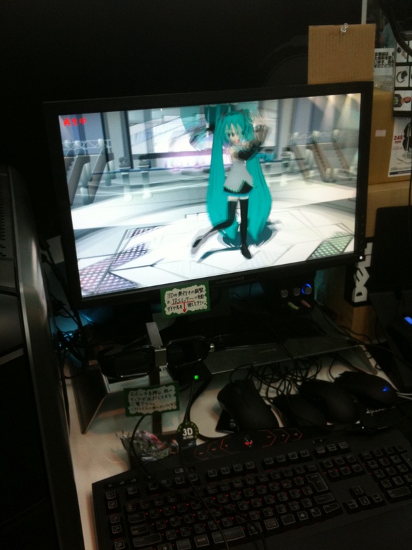パソコンショップ アークで行われているMMDの3D VISIONのデモ。実際にみるとなかなかいい感じ。個人的にはLat式ミクが動いているところがみたくなりました(編集k