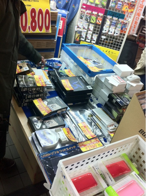ドスパラ本店の店頭で、台湾店1周年記念セールの特価品を販売中。
