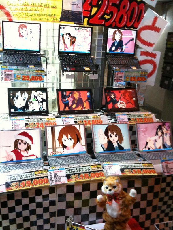 イオシス アキバ路地裏店の店頭にあるノートPC。「けいおん!!」のキャラクターの誕生日祝いとのこと。