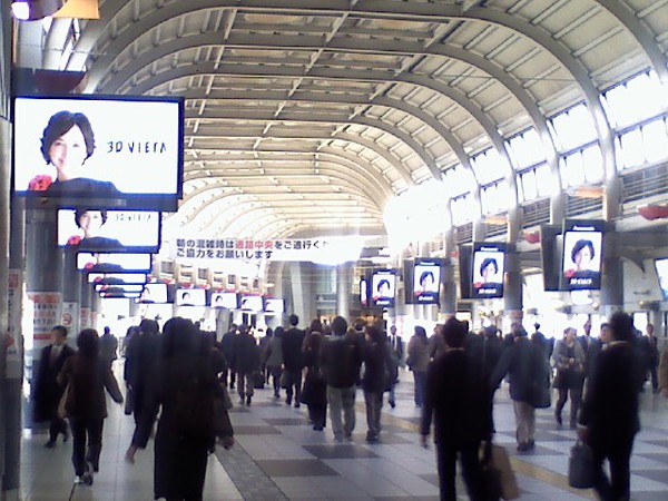 今日は縦横ミックス、品川駅のデジタルサイネージ
