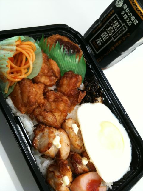 きょうは鶏たま弁当と黒烏龍茶。 / デイリーヤマザキ 名古屋Pセントラル店なう http://4sq.com/8YuoV4
