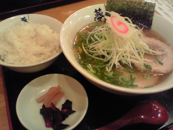 最近のまとめ。枚方市のラーメン屋「夢風」の和風醤油。味のバランス良くてかなり美味かった。最近は和風だし系の店が増えてる感じがする。
