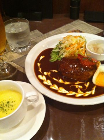 来たけど、おっさん1人やのにこの盛り付けは可愛すぎるやろwww
